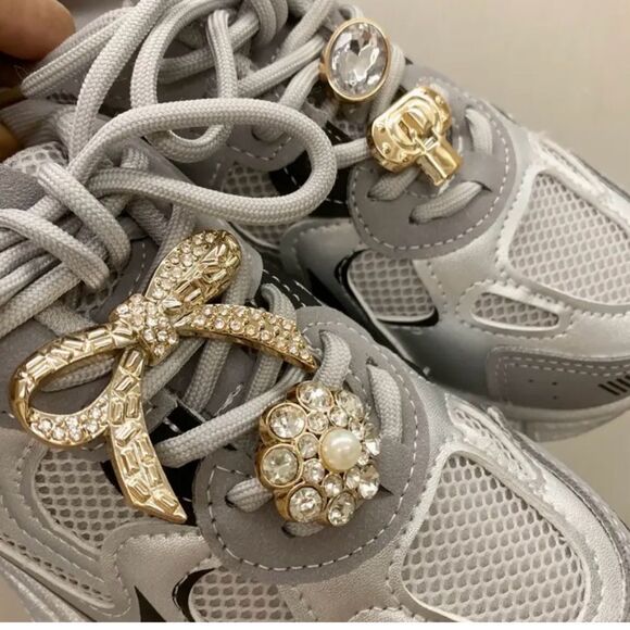 Trendy crystal and gold shoe charms - Picture 2 of 8